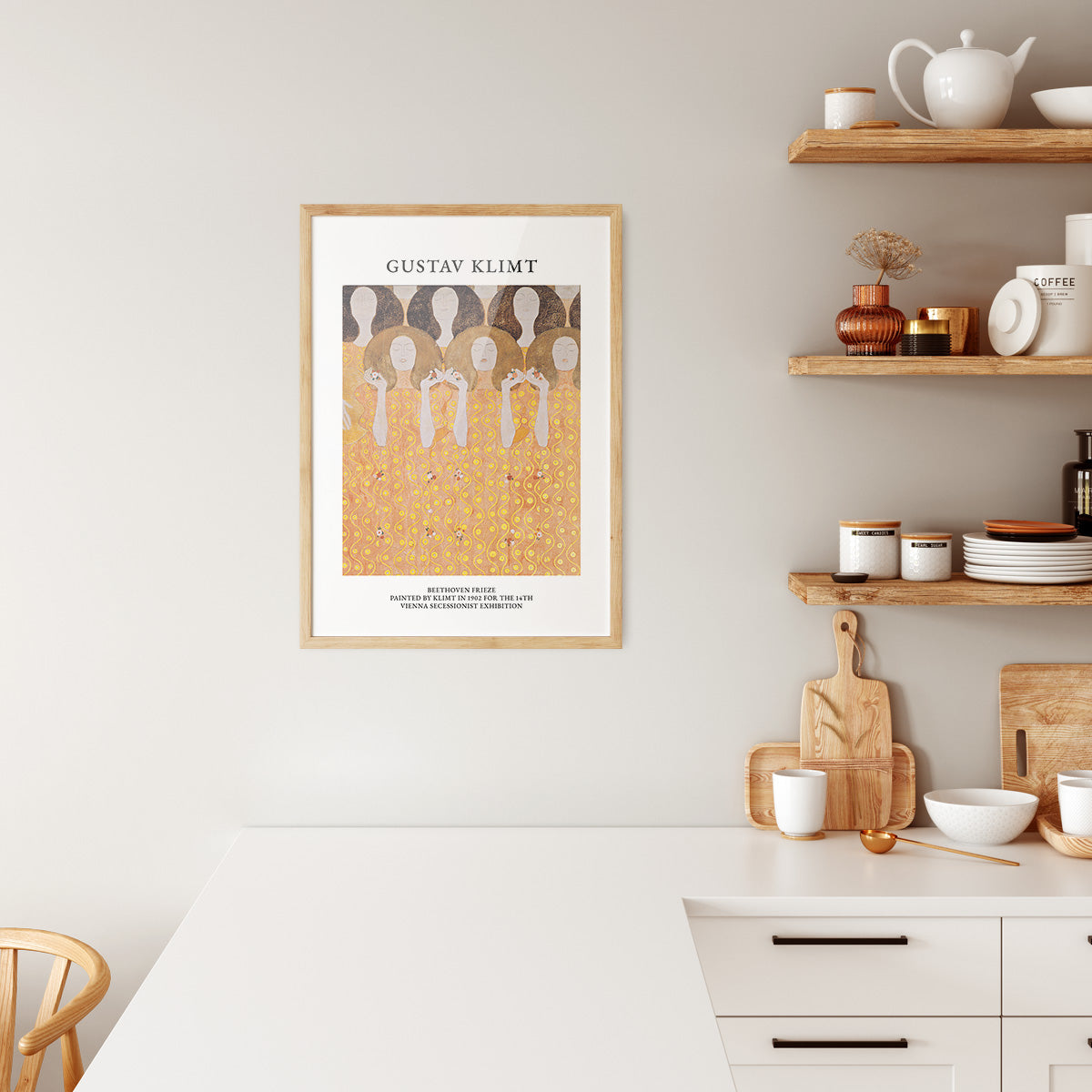 Gustav Klimt plakat i træramme hængende i et moderne køkken.