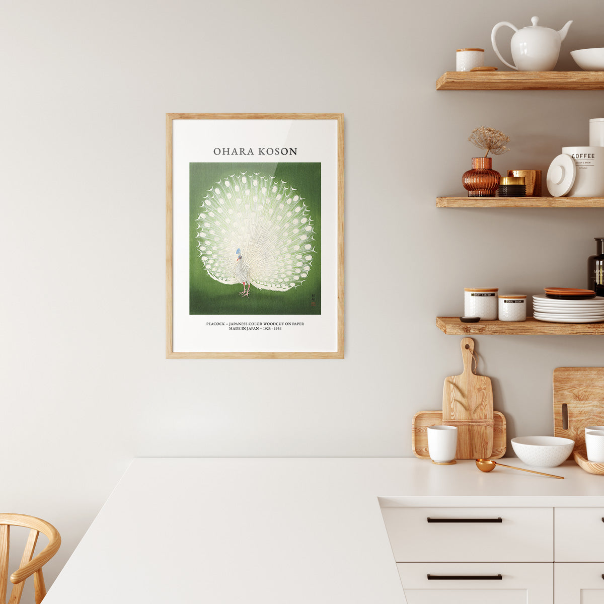 Plakat i træramme i køkken med motiv af en hvid påfugl af Ohara Koson.