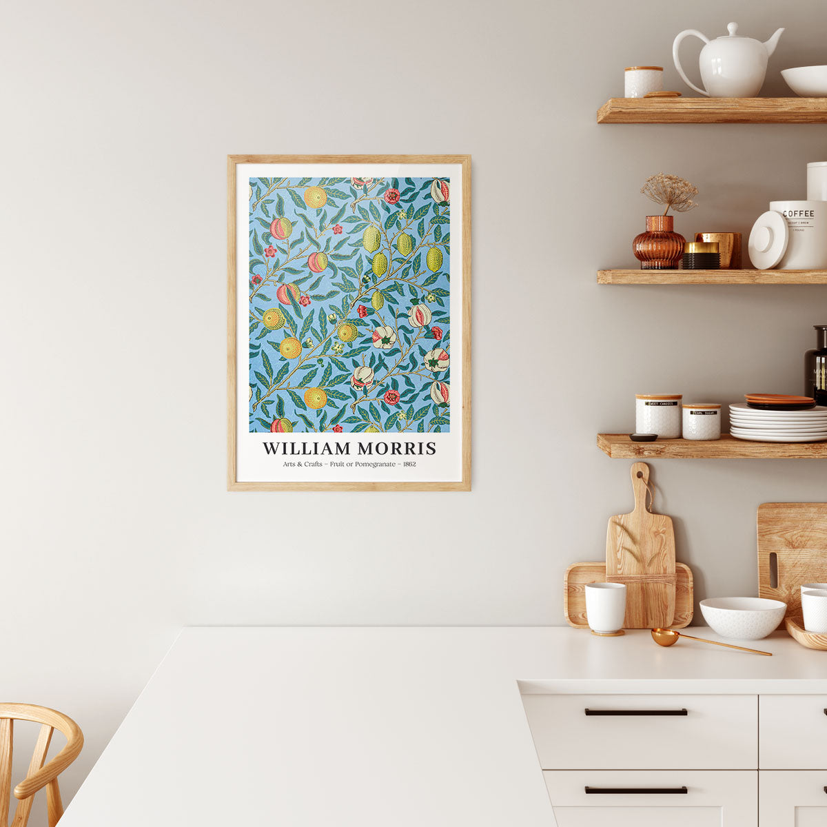 Plakat af William Morris i træramme hængende i et moderne køkken.