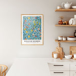 Plakat af William Morris i træramme hængende i et moderne køkken.