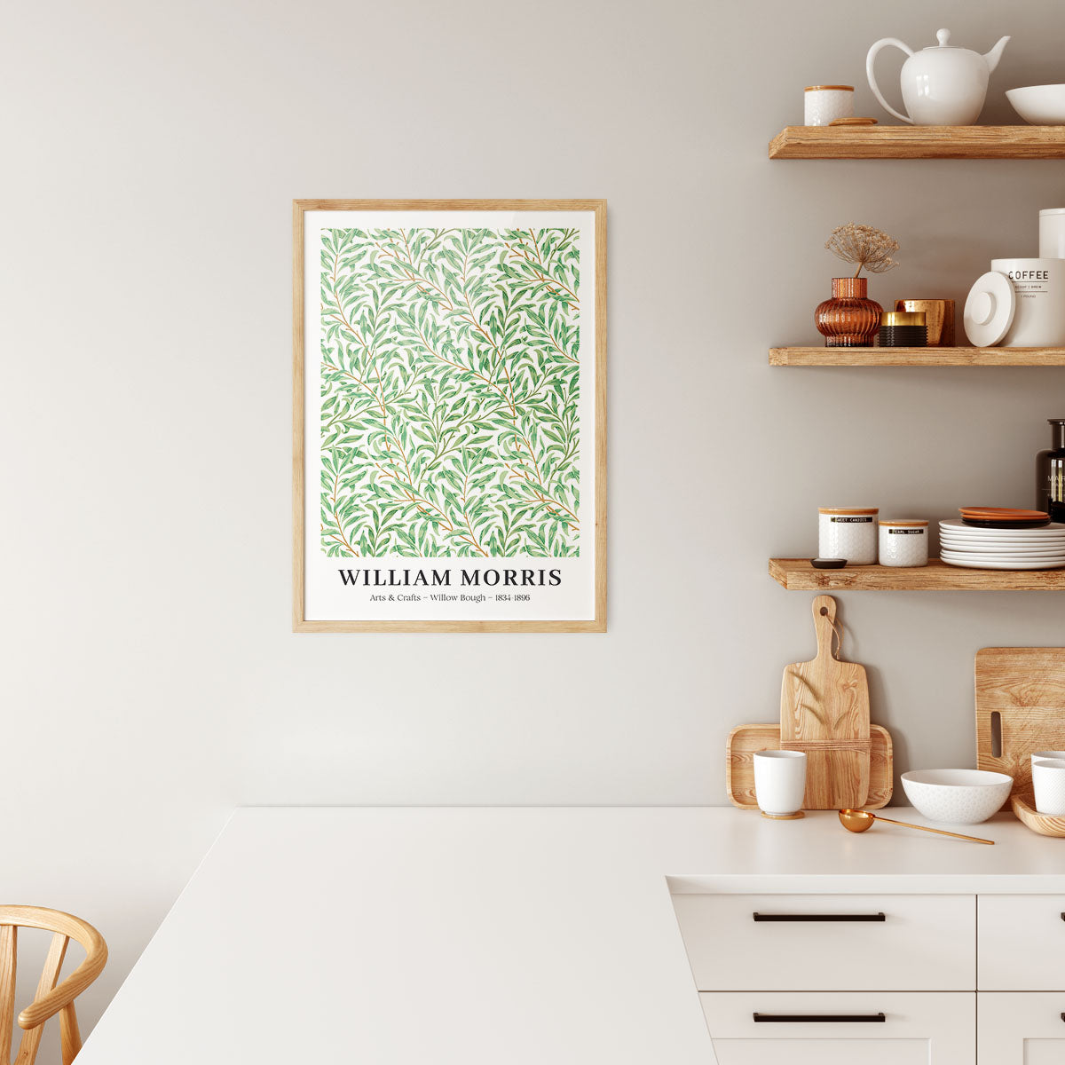 Plakat i træramme i køkken med William Morris-design, grønne blade på hvid baggrund.
