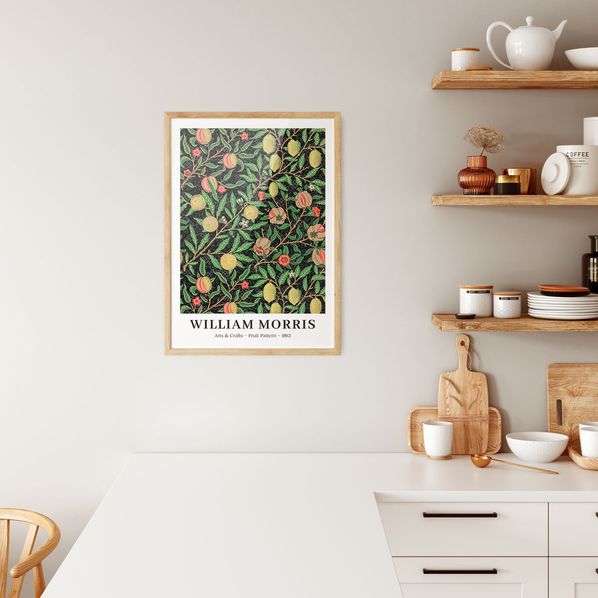 Plakat af William Morris med botanisk mønster i træramme, hængende i et moderne køkken.