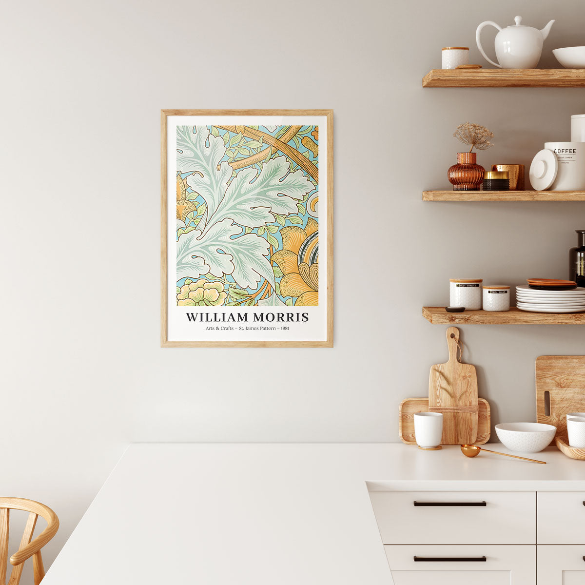 Plakat i træramme i køkken med William Morris kunstværk.