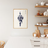 Plakat i træramme i køkken, minimalistisk design med blå abstrakt motiv.