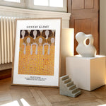 Gustav Klimt plakat med motivet "Beethoven Frieze" placeret på gulvet ved siden af moderne skulpturer.