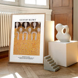 Gustav Klimt plakat med motivet "Beethoven Frieze" placeret på gulvet ved siden af moderne skulpturer.