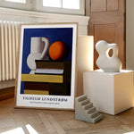 Vilhelm Lundstrøm plakat med stilleben af kande, appelsin og bog, placeret på gulv ved siden af moderne skulptur.