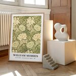 William Morris plakat med "Chrysanthemum Pattern" design fra 1877, placeret på et trægulv ved siden af moderne skulpturer.