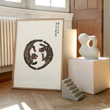 Plakat med et kunstnerisk tigerdesign af Yatsuo, placeret på et trægulv ved siden af moderne skulpturer.