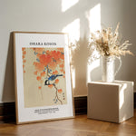 Plakat af Ohara Koson med en stor mejse på en gren med efterårsblade, placeret på et trægulv ved siden af en vase med tørrede blomster.