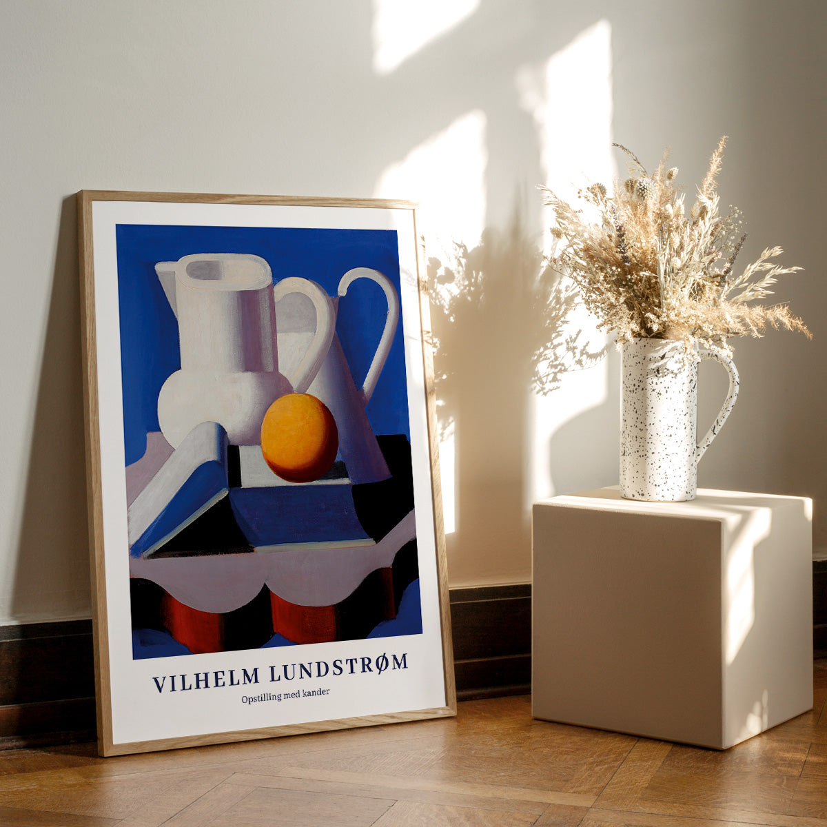 Plakat af Vilhelm Lundstrøm med titlen "Opstilling med kander", der viser en stilleben med kander og en appelsin, placeret på et trægulv ved siden af en vase med tørrede blomster.
