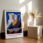 Plakat af Vilhelm Lundstrøm med titlen "Opstilling med kander", der viser en stilleben med kander og en appelsin, placeret på et trægulv ved siden af en vase med tørrede blomster.