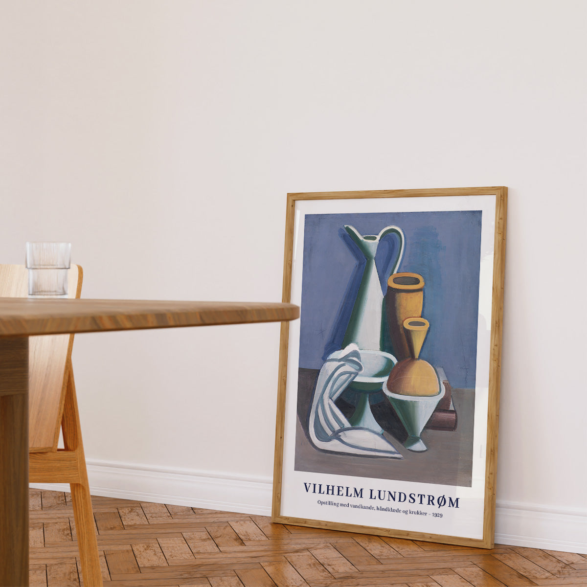 Plakat af Vilhelm Lundstrøm med stilleben af vaser og krukker, placeret på gulvet i en moderne stue.