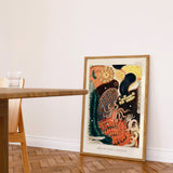 Plakat med farverigt undervandsmotiv, der viser forskellige havdyr og planter, placeret op ad en væg i en moderne stue.