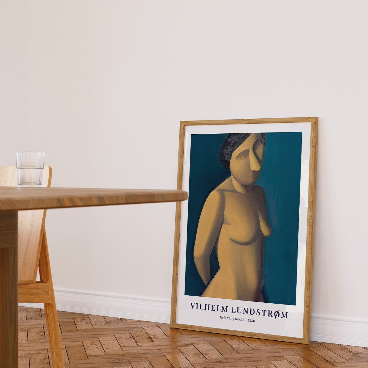 Plakat af Vilhelm Lundstrøm med titlen "Kvinde i blåt" placeret på gulvet i en moderne stue.