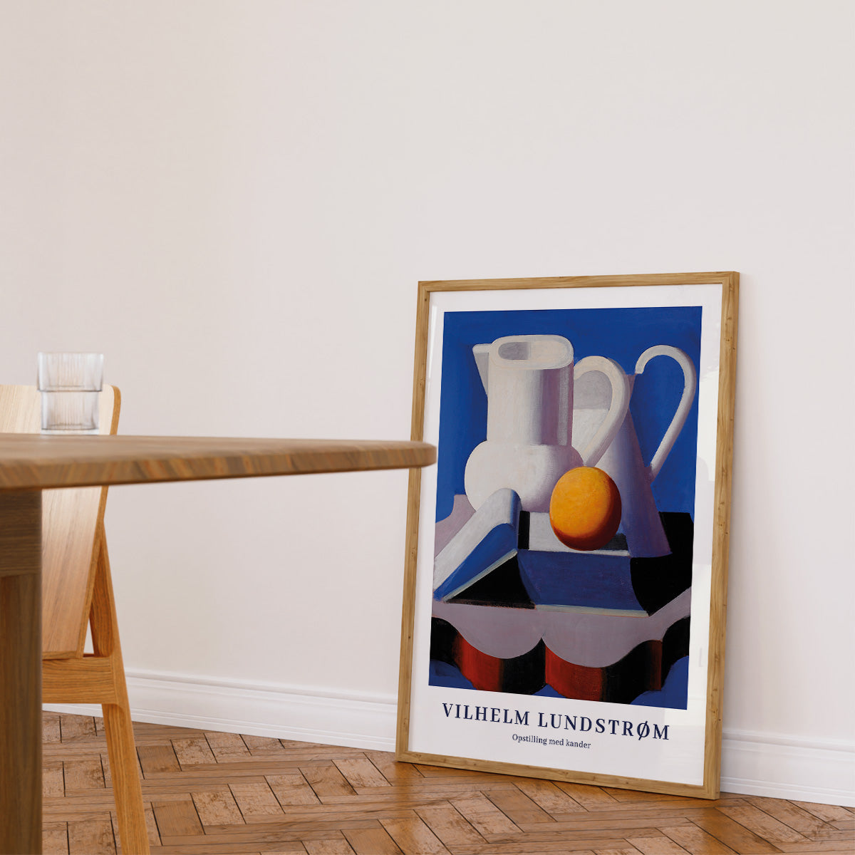 Plakat af Vilhelm Lundstrøm med titlen "Opstilling med kande", der viser en stilleben med kande og frugt, placeret på gulvet i en moderne stue.