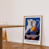 Plakat af Vilhelm Lundstrøm med titlen "Opstilling med kande", der viser en stilleben med kande og frugt, placeret på gulvet i en moderne stue.