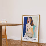 Plakat af Vilhelm Lundstrøm med en abstrakt kvindefigur, placeret på gulvet i en moderne stue.