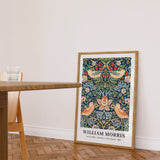 Plakat af William Morris med titlen "Strawberry Thief Pattern" fra 1883, placeret op ad en væg i en moderne stue.