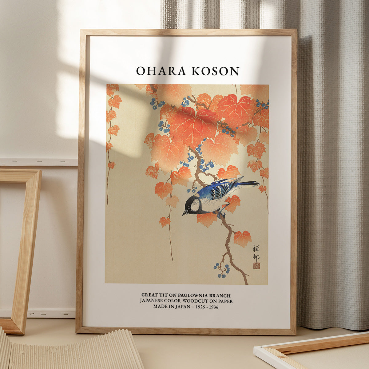 Plakat af Ohara Koson med motivet "Great Tit on Paulownia Branch", japansk farvetræsnit på papir, med efterårsblade og en fugl.