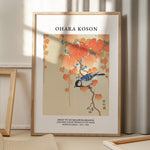 Plakat af Ohara Koson med motivet "Great Tit on Paulownia Branch", japansk farvetræsnit på papir, med efterårsblade og en fugl.