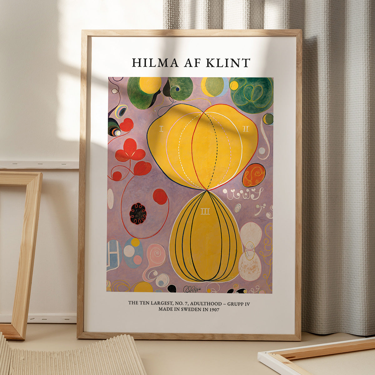Plakat af Hilma af Klint med titlen "The Ten Largest, No. 7, Adulthood - Group IV", placeret på et gulv med skygger fra et vindue.