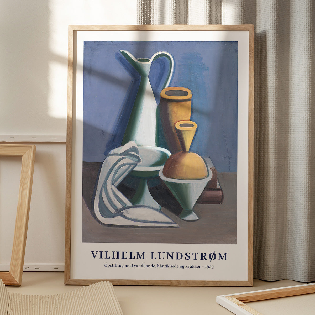 Plakat af Vilhelm Lundstrøm med titlen "Opstilling med vandkande, håndklæde og krukker - 1929" i en træramme, placeret på et gulv med skygger fra et vindue.