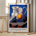 Plakat af Vilhelm Lundstrøm med titlen "Opstilling med kander" i en træramme, placeret på et gulv med skygger fra et vindue.