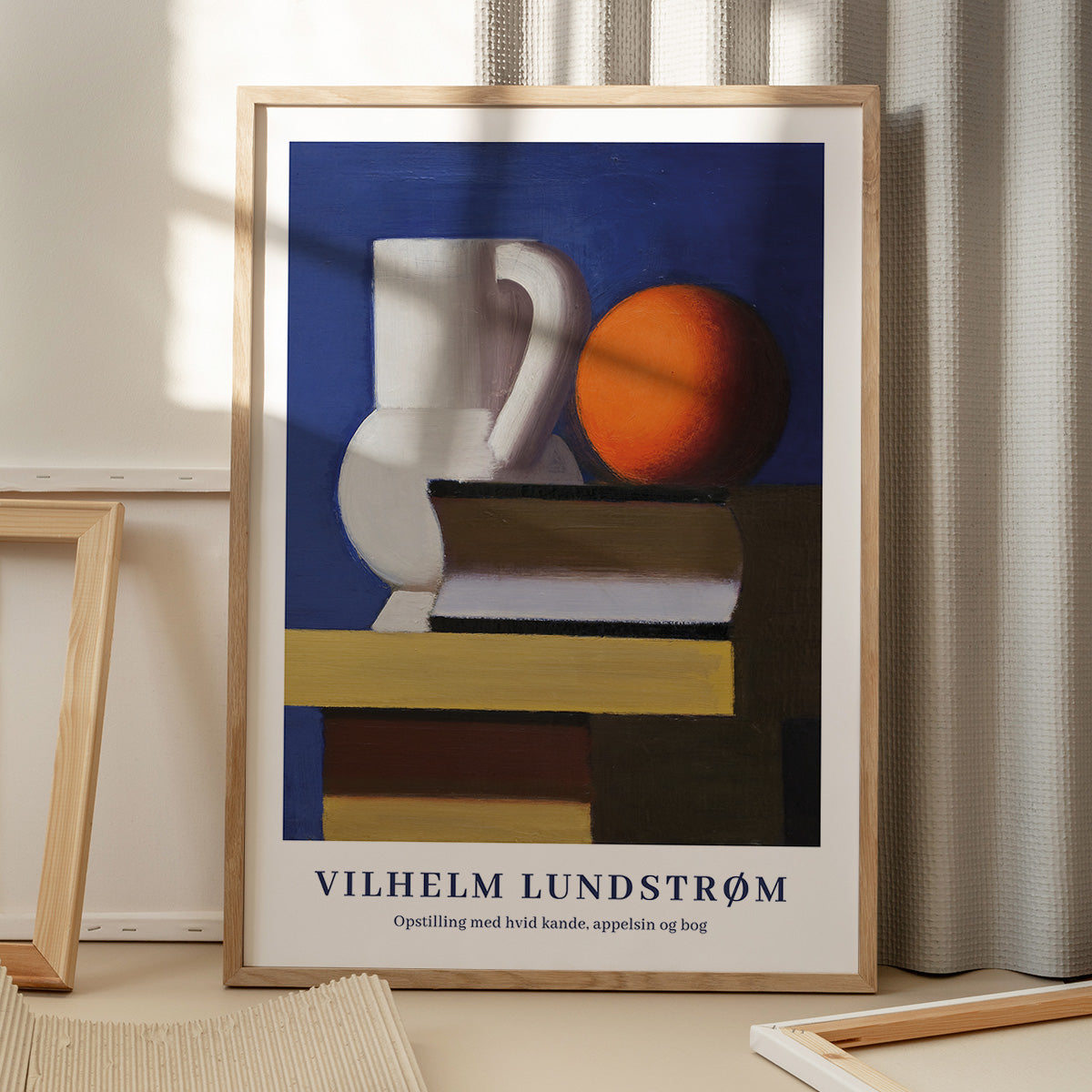 Vilhelm Lundstrøm plakat med motiv af opstilling med hvid kande, appelsin og bog, placeret på gulv med skygge fra vindue.