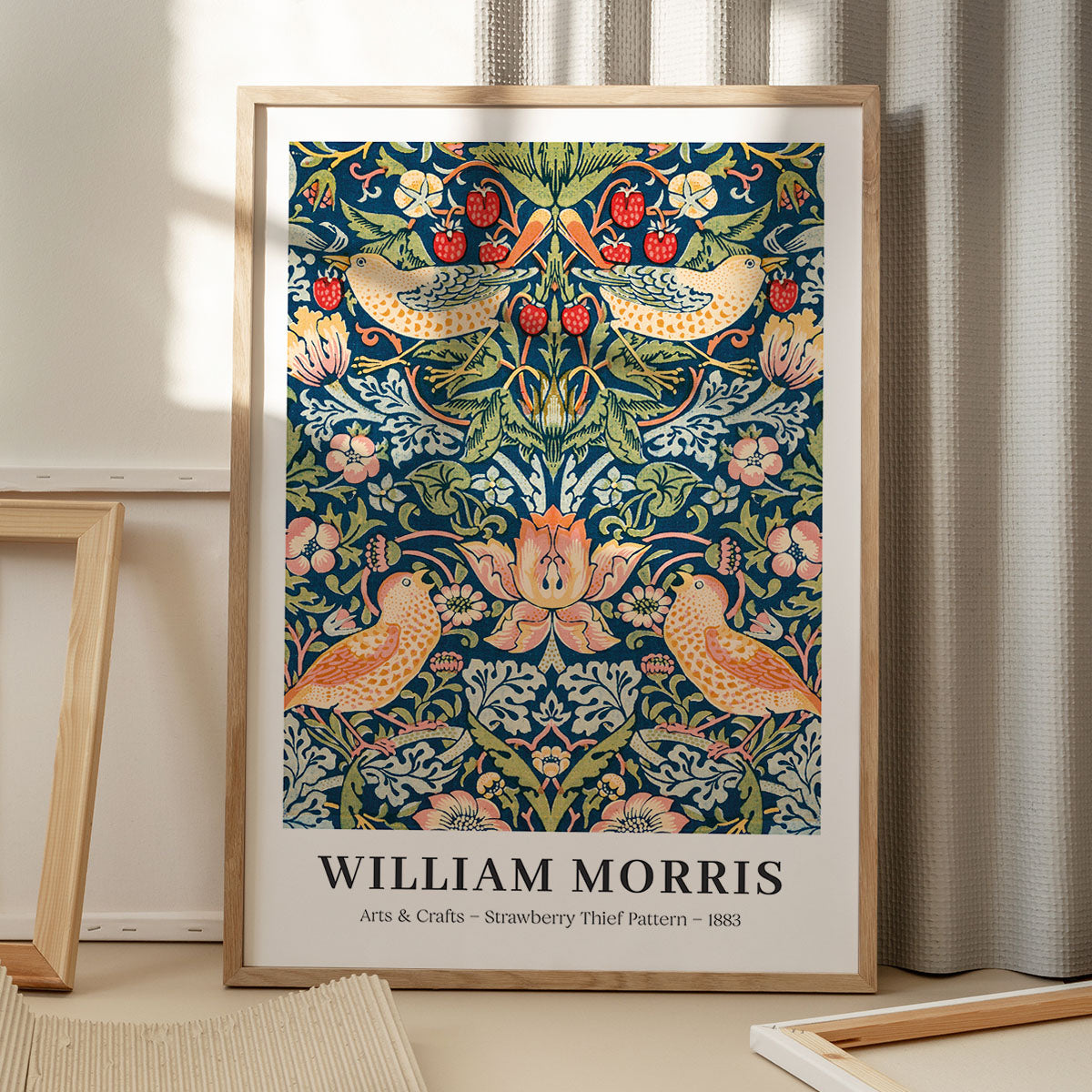 William Morris plakat med "Strawberry Thief" mønster, 1883, placeret på gulv med skygge fra vindue.