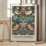 William Morris plakat med "Strawberry Thief" mønster, 1883, placeret på gulv med skygge fra vindue.