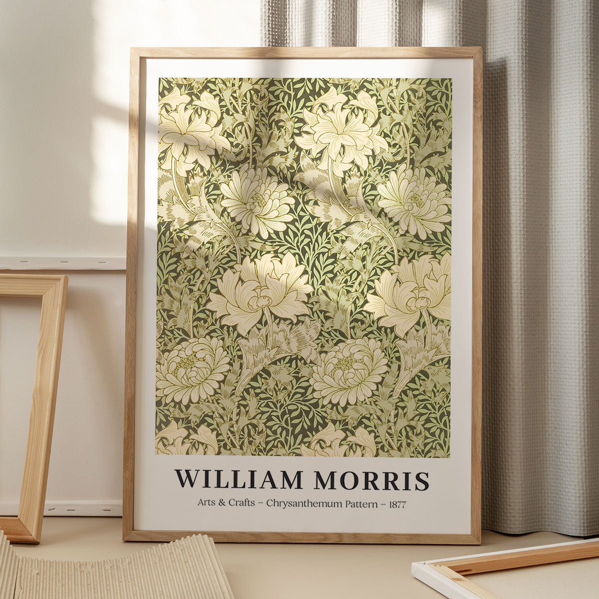 William Morris plakat med "Chrysanthemum Pattern" design, 1877, i en træramme på gulv med skygger fra vindue.