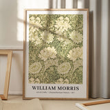 William Morris plakat med "Chrysanthemum Pattern" design, 1877, i en træramme på gulv med skygger fra vindue.