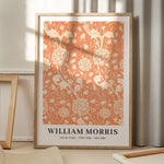 Plakat af William Morris med titlen "Arts & Crafts - Wild Tulip" i en træramme, placeret på et gulv med skygger fra et vindue.