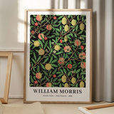 William Morris plakat med frugtmønster, stående på gulv med skygge fra vindue.