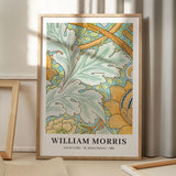 Plakat med William Morris' kunstværk "Arts & Crafts – St. James Pattern – 1881" i en træramme, placeret på et gulv med skygger fra et vindue.