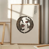 Plakat med to sorte og hvide tigre i en cirkulær formation, designet af Yatsuo.