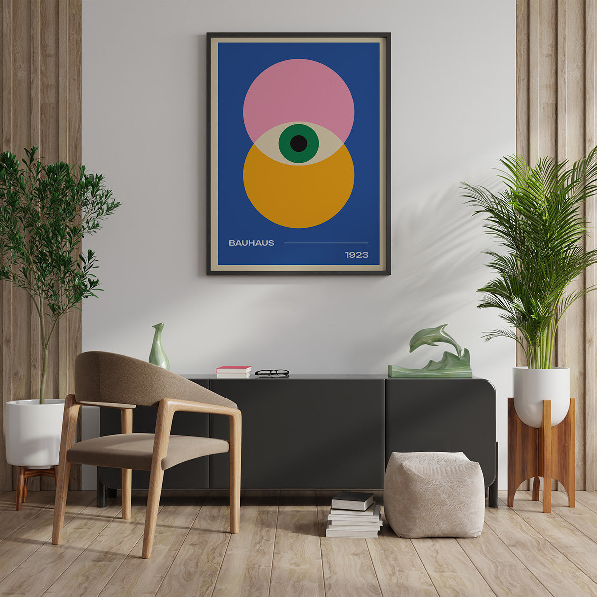 Plakat med Bauhaus-design fra 1923, hængende på en væg i en stilfuld stue med moderne møbler og planter.