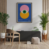 Plakat med Bauhaus-design fra 1923, hængende på en væg i en stilfuld stue med moderne møbler og planter.