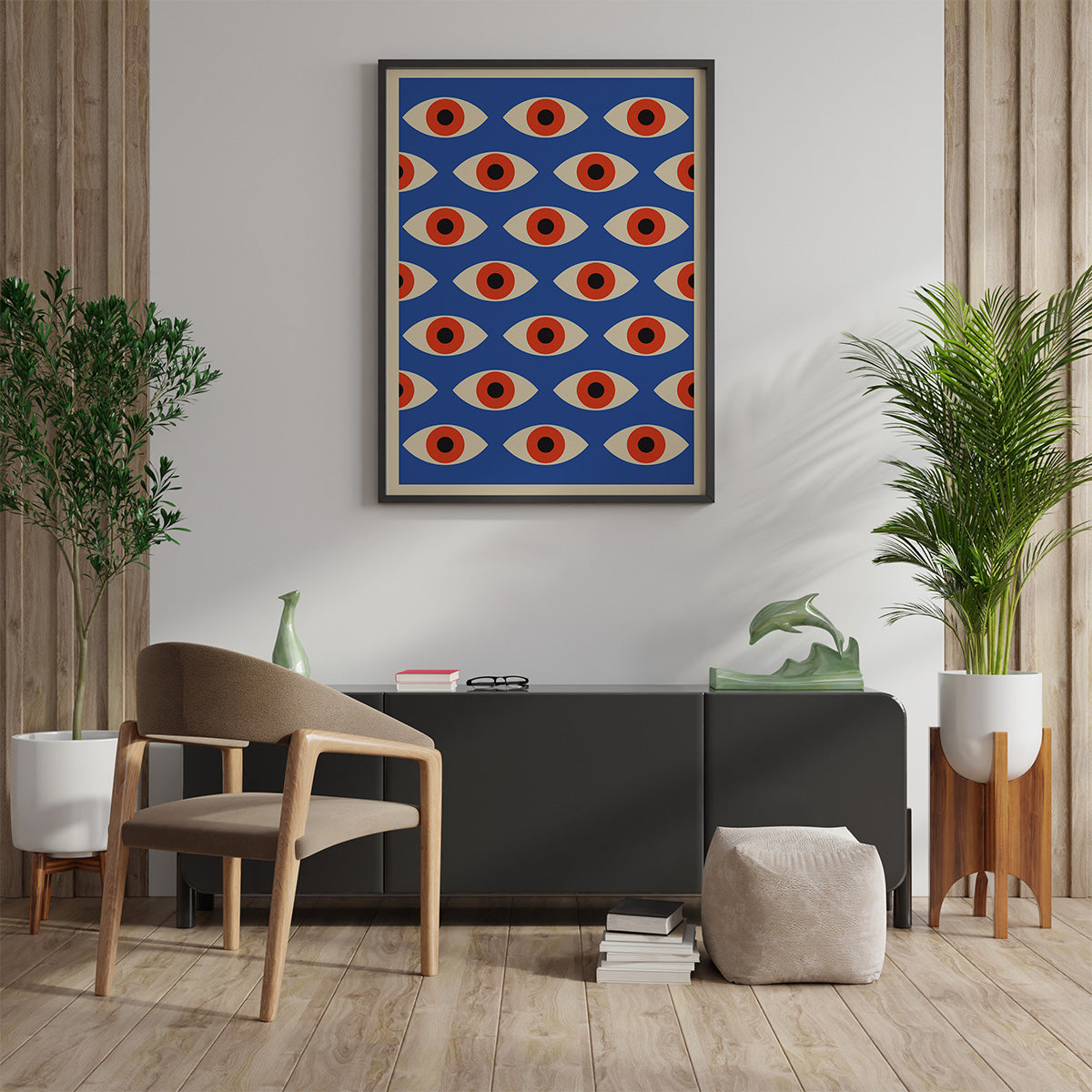 Plakat med et mønster af røde øjne på en blå baggrund, hængende i en moderne stueindretning med planter og minimalistiske møbler.