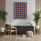 Plakat med et mønster af røde øjne på en blå baggrund, hængende i en moderne stueindretning med planter og minimalistiske møbler.