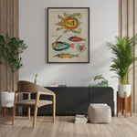 Plakat med krabber og fisk hænger på en væg i en stilfuld stueindretning med moderne møbler og grønne planter.