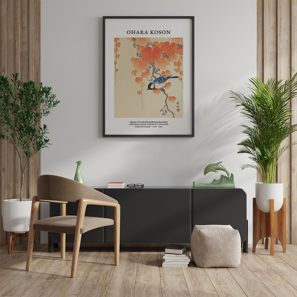 Plakat af Ohara Koson med en mejse på en gren, hængende i en stilfuld stueindretning med moderne møbler og planter.