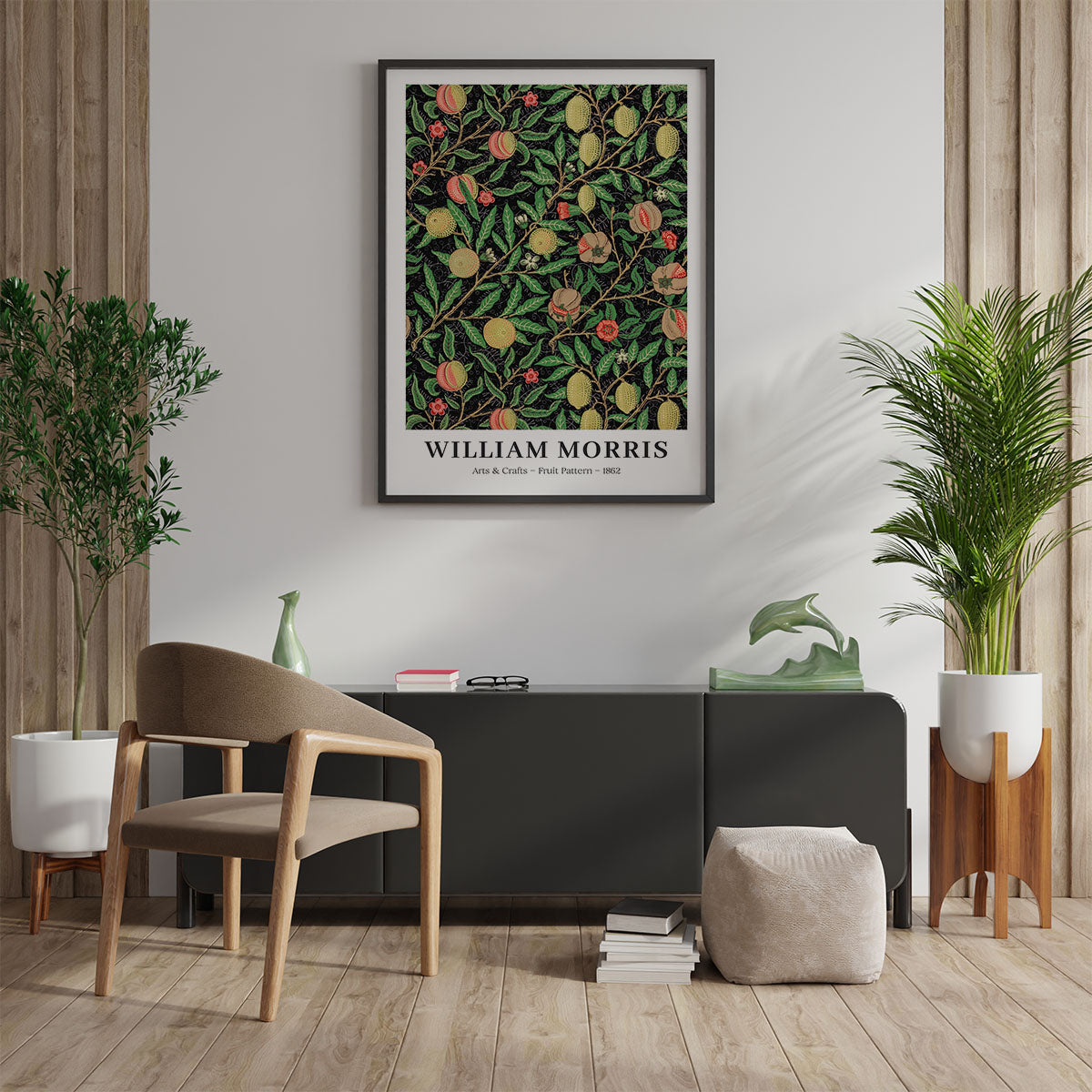 Plakat af William Morris med botanisk motiv hængende på en væg i en stilfuld stueindretning.