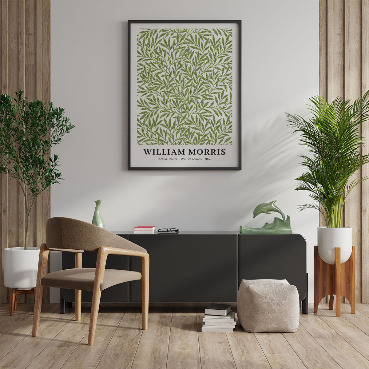 Plakat af William Morris med botanisk motiv hængende på en væg i en stilfuld stueindretning med moderne møbler og grønne planter.
