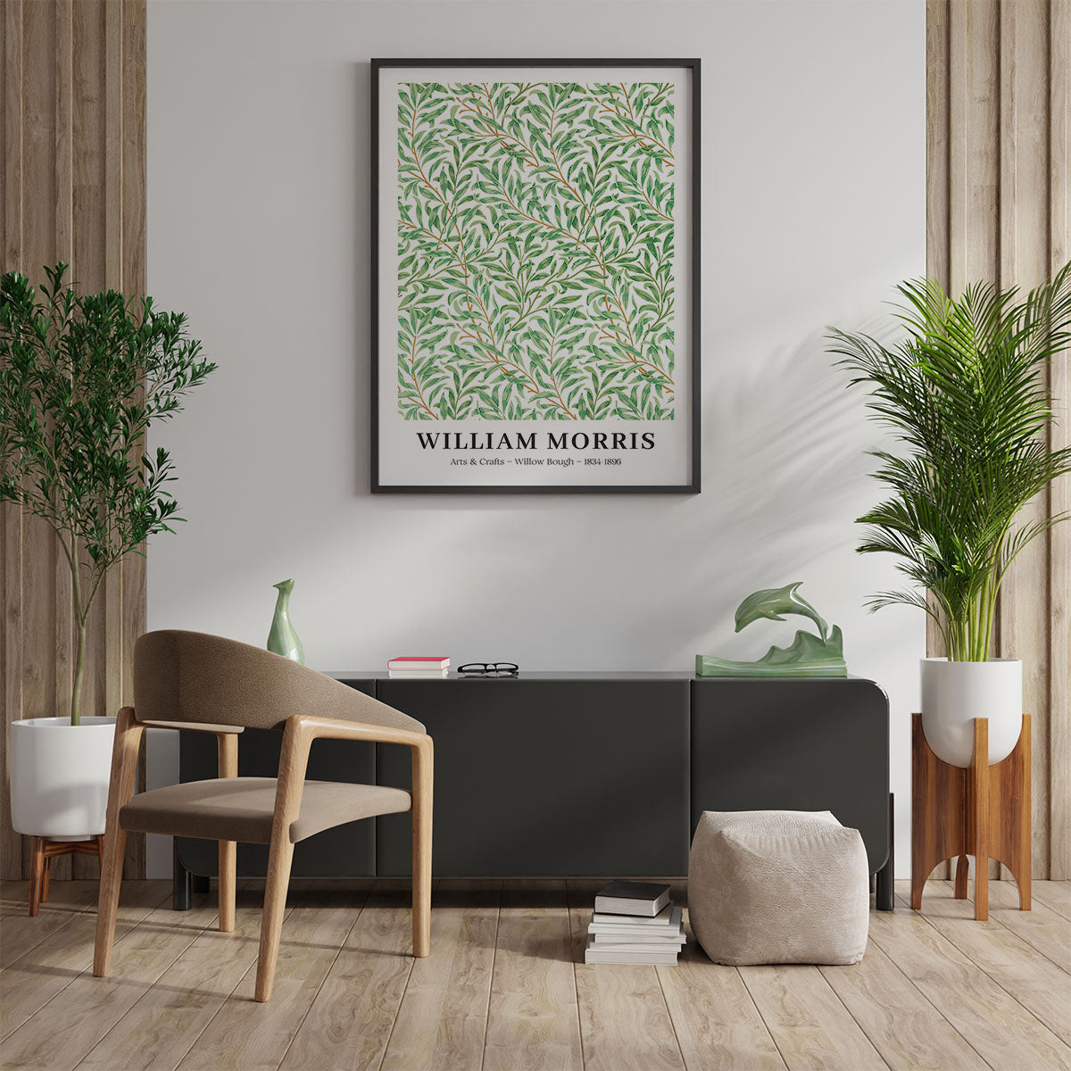 Plakat af William Morris med et grønt bladmønster, hængende på en væg i en stilfuld stueindretning med træpaneler og grønne planter.