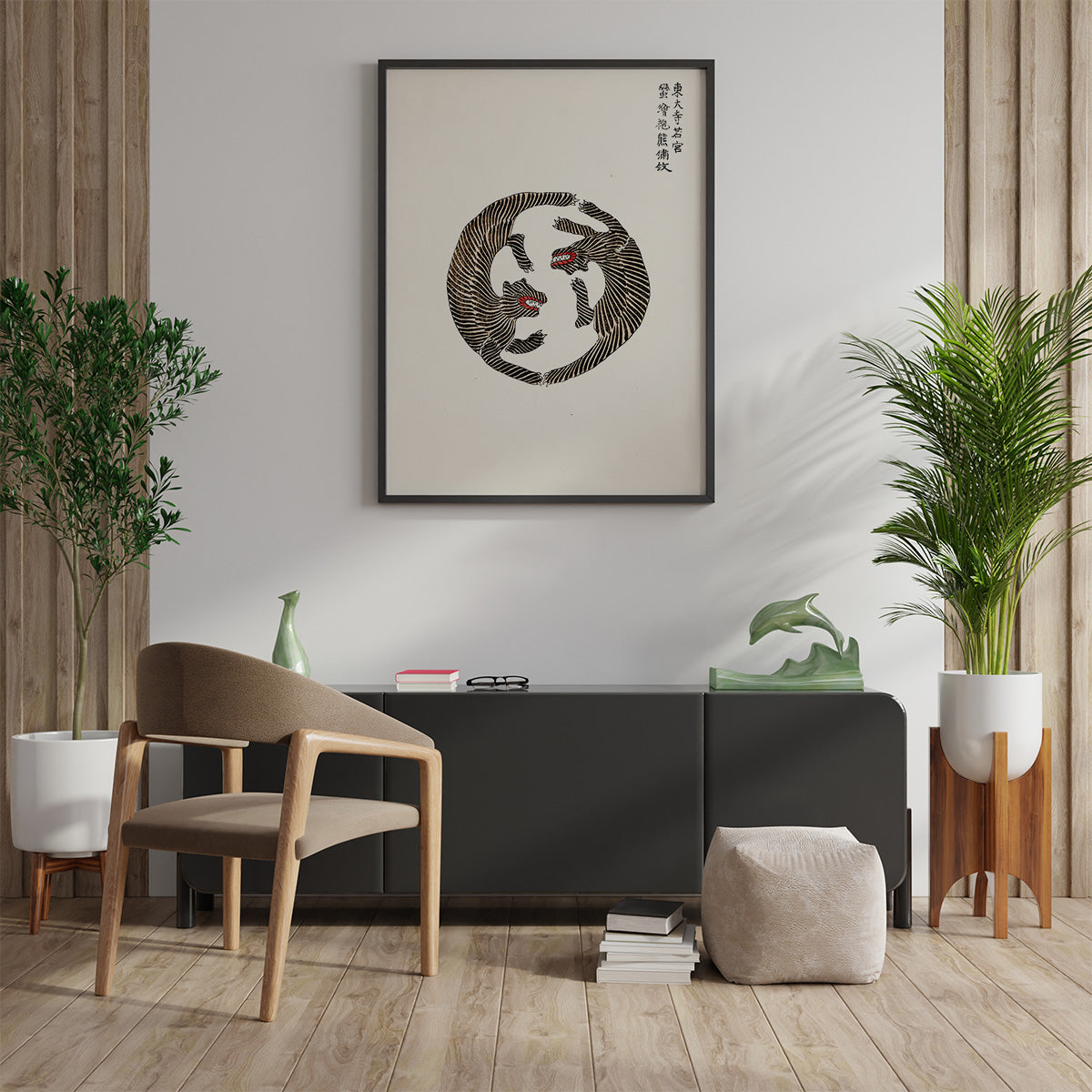 Plakat med et kunstnerisk tigerdesign hængende på en væg i en stilfuld stueindretning med moderne møbler og grønne planter.