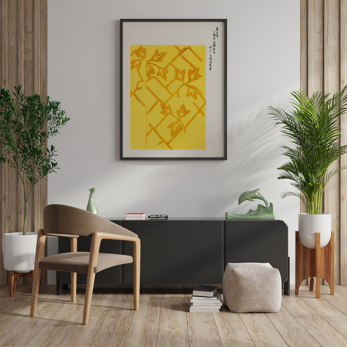 Plakat med gult mønster og japansk skrift hænger på en væg i en moderne stueindretning med planter og minimalistiske møbler.