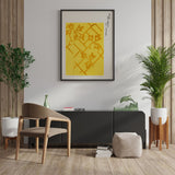 Plakat med gult mønster og japansk skrift hænger på en væg i en moderne stueindretning med planter og minimalistiske møbler.