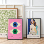 Tre plakater står op ad en hvid væg i en stue. Den første plakat har et grønt bladmønster med teksten "William". Den anden plakat viser to øjne i Bauhaus-stil med teksten "Bauhaus 1923". Den tredje plakat er en abstrakt figurativ kunstværk med teksten "Vilhelm Lundstrøm".